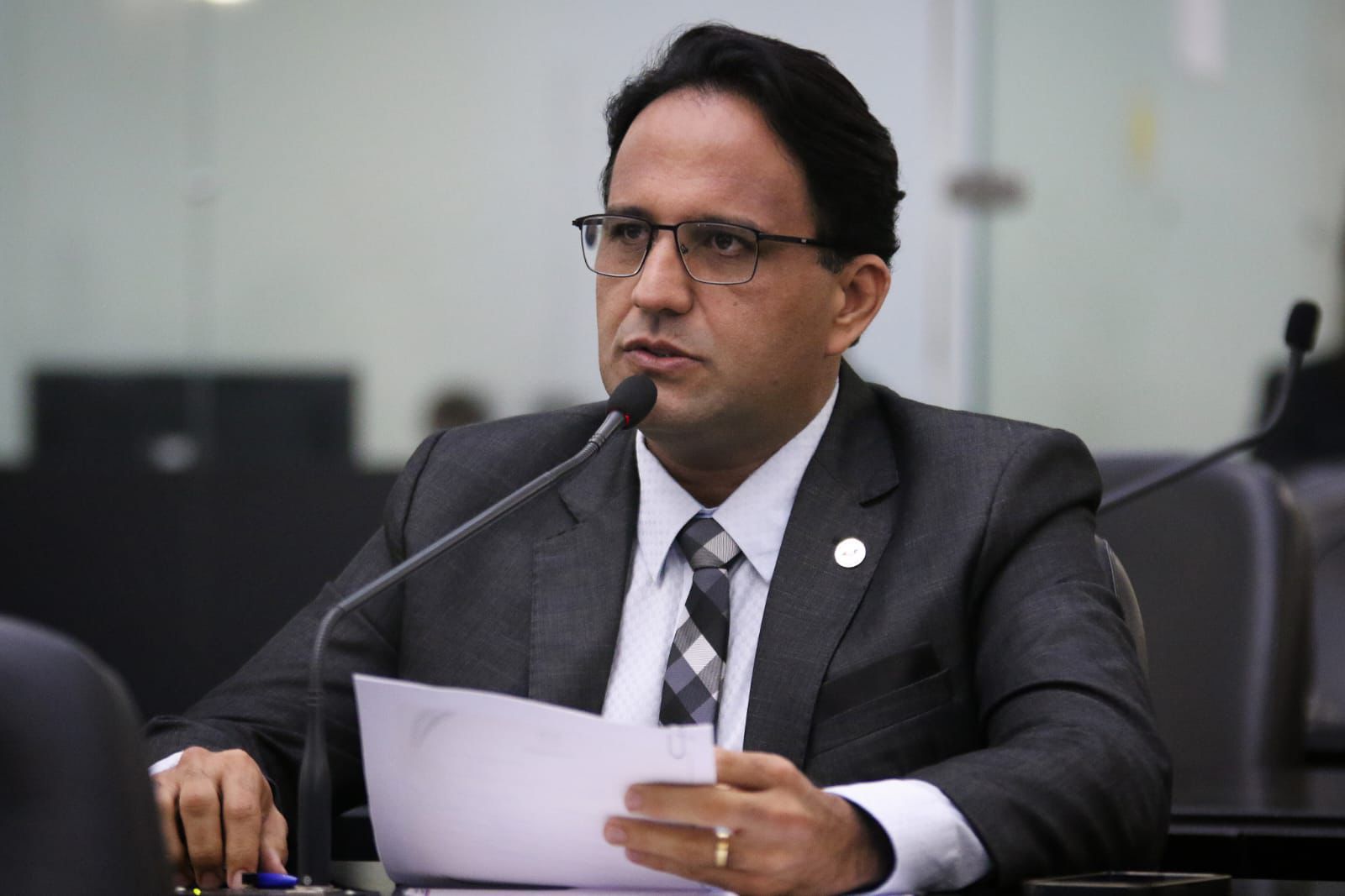 Deputado Mesaque Padilha protocola projeto que defende cardápios em braille em estabelecimentos de Alagoas